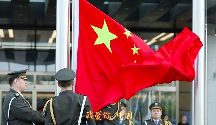 知名女星司机在高速上倒车，跟车粉丝竟效仿